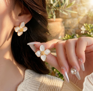 Minimul flower Look Stud Earings